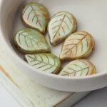 13x18 mm Leaf 03000/65455 Chalk White Green Luster x 6 pc(s)