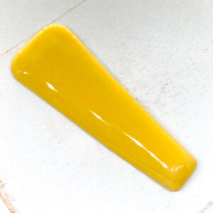 Trapezoid L2Studio cabochon Canary Yellow on light clay x 1 pc(s)