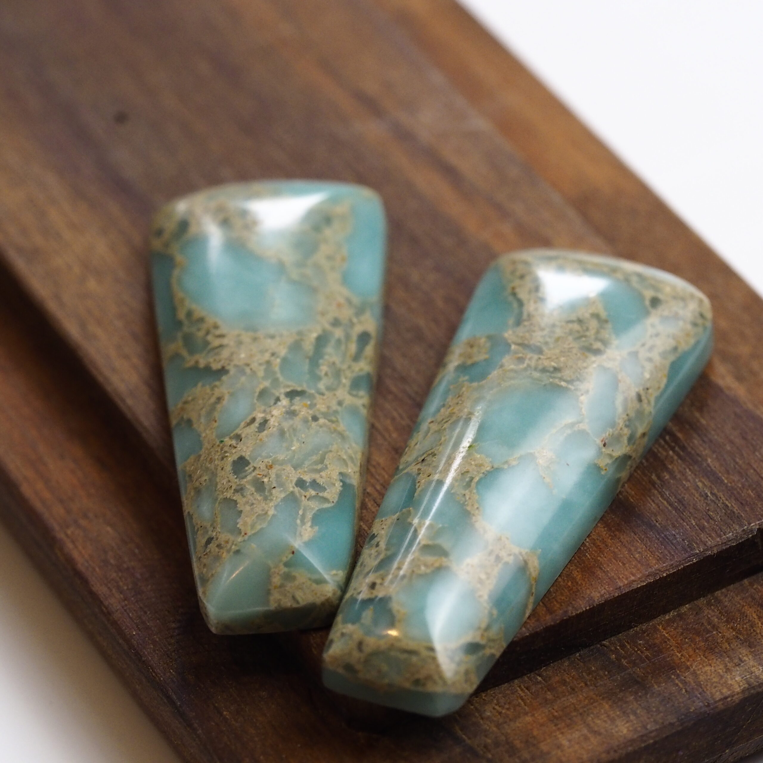 Serpentinite cabochons