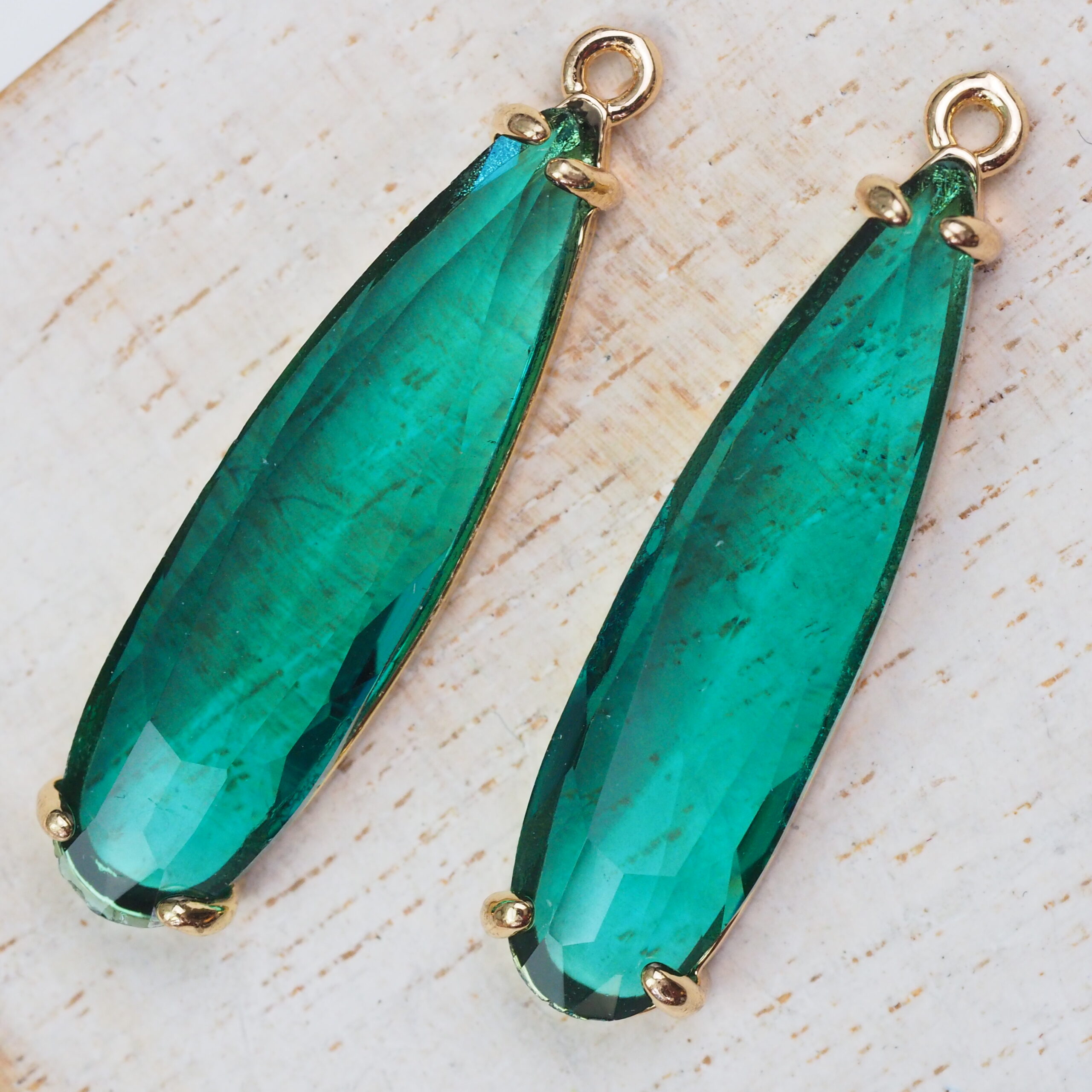 8x32 mm pear glass drops in metal settings