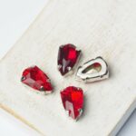 9x14 mm kite glass cabochon Light Siam with silver-colored claw x 4 pc(s)