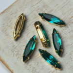 4x15 mm navette glass cabochon Emerald with gold-colored claw x 6 pc(s)