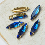4x15 mm navette glass cabochon Sapphire with gold-colored claw x 6 pc(s)