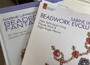 Sabine Lippert's Beadwork Evolution: New Techniques Using Peyote Stitch and  Right Angle Weave (Lark Jewelry & Beading Bead Inspirations) - Lippert,  Sabine: 9781454708247 - AbeBooks
