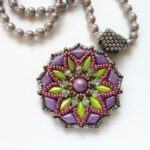 RIVER DAISY pendant beading tutorial by Zuzi Hake