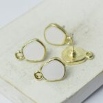 10x14 mm Shield earstud Gold-colored White x 4 pc(s)