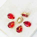 7x10 mm drop glass cabochon Light Siam with gold-colored claw x 6 pc(s)