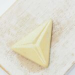 24x30 mm Elongated Triangle Beadingschool Art Cabochon Pearly Cream on light clay x 1 pc(s)