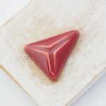 24x30 mm Elongated Triangle Beadingschool Art Cabochon Red Wine on light clay x 1 pc(s)