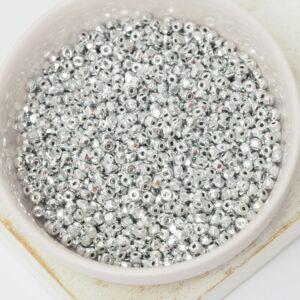 Faceted micro spacer beads