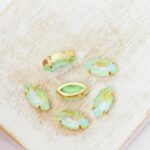 5x10 mm navette glass cabochon Peridot Shine with gold-colored claw x 6 pc(s)