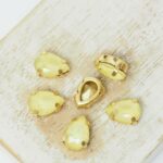 7x10 mm drop glass cabochon Light Jonquil Matt with Gold-colored claw x 6 pc(s)