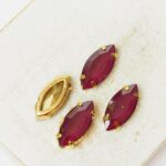 7x15 mm navette glass cabochon Siam Matt with gold-colored claw x 4 pc(s)
