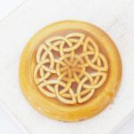 36 mm Trinity Knot Circle Beadingschool Art Cabochon Brown on light clay x 1 pc(s)