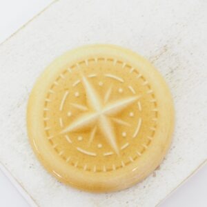 36 mm Pathfinder Beadingschool Art Cabochon Honey on light clay x 1 pc(s)