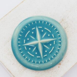 36 mm Pathfinder Beadingschool Art Cabochon Pacific Blue on light clay x 1 pc(s)