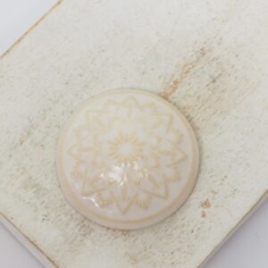 26 mm Small Round with Lacy Flower Beadingschool Art Cabochon Antique White on light clay x 1 pc(s)