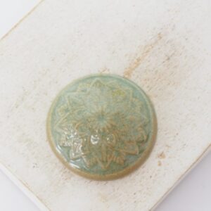 26 mm Small Round with Lacy Flower Beadingschool Art Cabochon Sage on light clay x 1 pc(s)