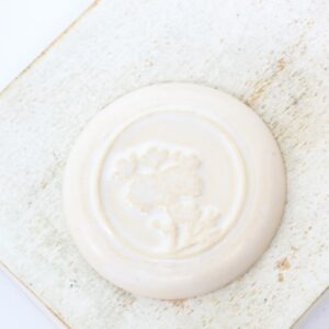 31 mm Desert Rose Beadingschool Art Cabochon Antique White on light clay x 1 pc(s)