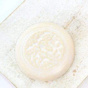 31 mm Messenger of the Desert Beadingschool Art Cabochon Antique White on light clay x 1 pc(s)