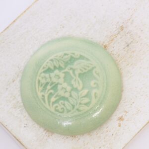 31 mm Messenger of the Desert Beadingschool Art Cabochon Soft Turquoise on light clay x 1 pc(s)