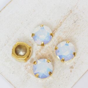 10 mm round glass cabochon White Opal AB with gold-colored claw x 4 pc(s)