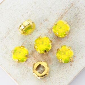 8.5x8.5 mm square glass cabochon Lime Opal AB with gold-colored claw x 6 pc(s)