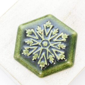 31x35 mm Hexagon Snowflake Beadingschool Art Cabochon Emerald Forest on light clay x 1 pc(s)