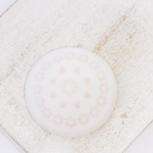 26 mm Small Round Klimt Floral Triad Beadingschool Art Cabochon Antique White on light clay x 1 pc(s)