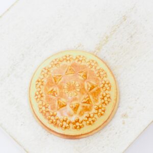 26 mm Small Round Klimt Floral Triad Beadingschool Art Cabochon Sandstone on light clay x 1 pc(s)