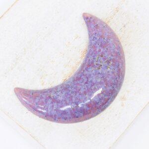 14x35 mm Crescent Beadingschool Art Cabochon Imperial Amethyst on light clay x 1 pc(s)
