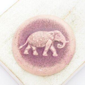 36 mm The Courtesan’s Elephant Beadingschool Art Cabochon Glittery Amethyst on light clay x 1 pc(s)