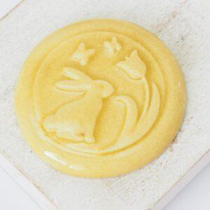 36 mm Storytelling Bunny Beadingschool Art Cabochon Tuscan Yellow on light clay x 1 pc(s)