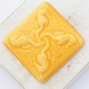 36x36 mm Dance of the Seahorse Beadingschool Art Cabochon Mango on light clay x 1 pc(s)