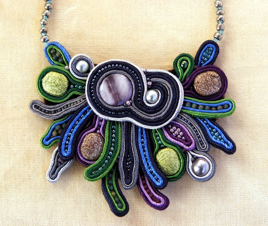 Color statement necklace 01